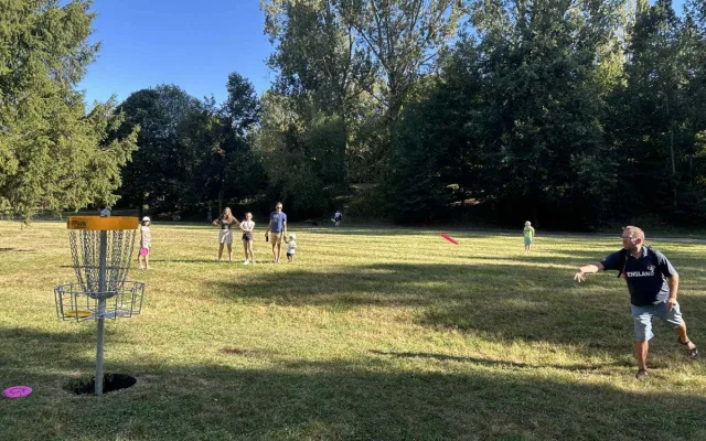 FOTO: V Jihlavě jsme si zahráli disgolf s čtenáři. O dobrou zábavu nebyla nouze