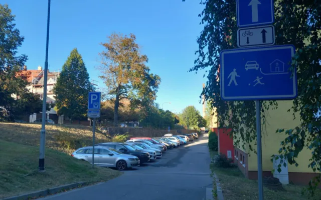 Parkování v Jihlavě XVI: Do přírody na kraji Jihlavy za dvacku na hodinu