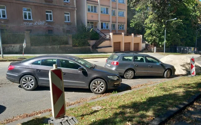 FOTO: Parkoviště u městského vlakového nádraží je uzavřené, buduje se tam vodovod