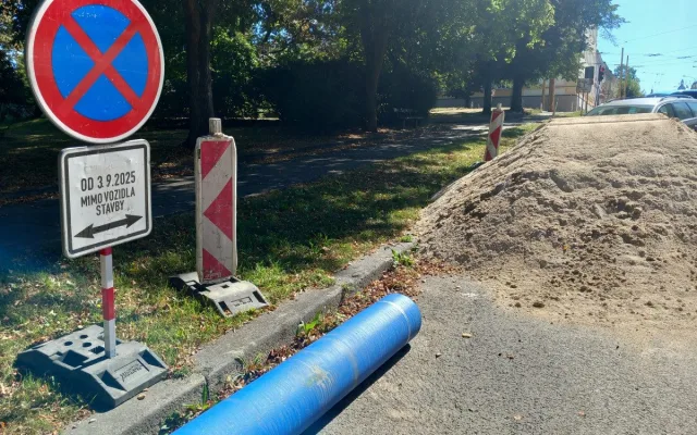 FOTO: Parkoviště u městského vlakového nádraží je uzavřené, buduje se tam vodovod