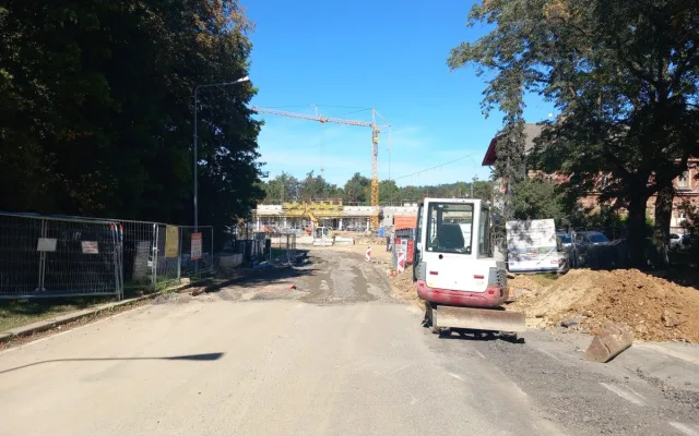 FOTO: Parkoviště u městského vlakového nádraží je uzavřené, buduje se tam vodovod