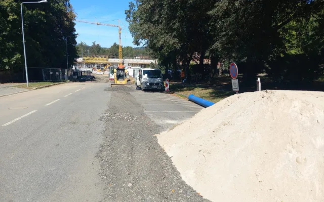 FOTO: Parkoviště u městského vlakového nádraží je uzavřené, buduje se tam vodovod