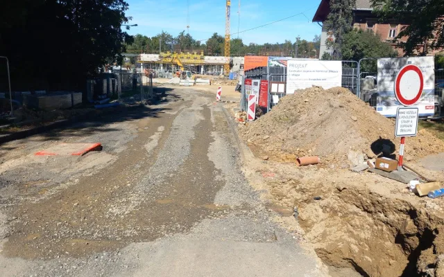 FOTO: Parkoviště u městského vlakového nádraží je uzavřené, buduje se tam vodovod