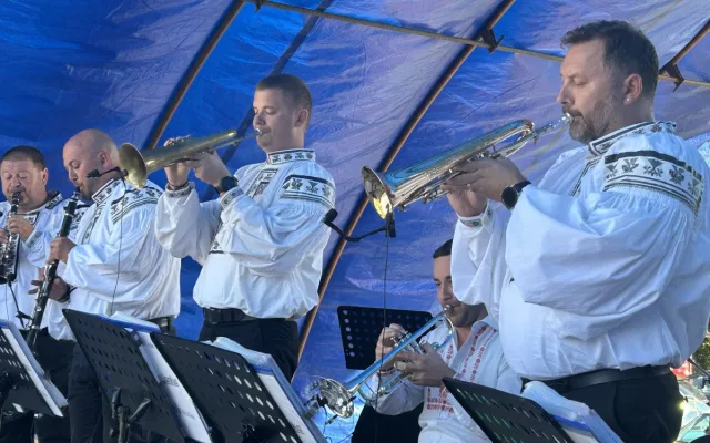 VIDEO: Dolní Cerekví dnes zněla dechovka. Na pódiu se vystřídaly tři kapely