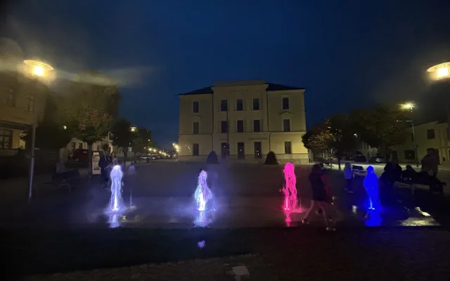 VIDEO: V Třešti mají novou atrakci. Barevné fontány lidé chválí i kritizují