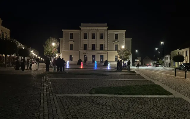 VIDEO: V Třešti mají novou atrakci. Barevné fontány lidé chválí i kritizují