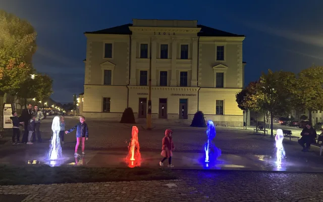 VIDEO: V Třešti mají novou atrakci. Barevné fontány lidé chválí i kritizují