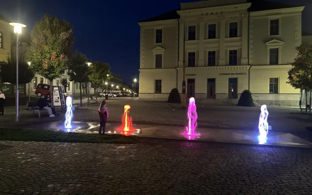 VIDEO: V Třešti mají novou atrakci. Barevné fontány lidé chválí i kritizují