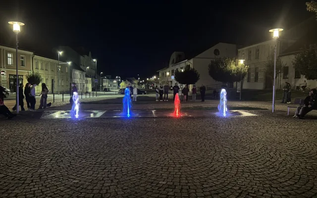 VIDEO: V Třešti mají novou atrakci. Barevné fontány lidé chválí i kritizují