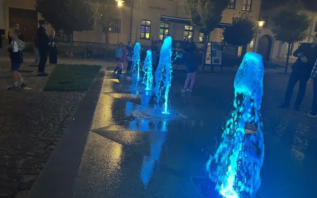 VIDEO: V Třešti mají novou atrakci. Barevné fontány lidé chválí i kritizují
