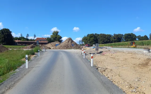 FOTO: Dělníci pracují na obchvatu Rytířska. Za měsíc a půl tam mají jezdit auta