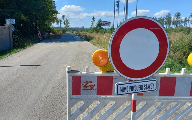 FOTO: Dělníci pracují na obchvatu Rytířska. Za měsíc a půl tam mají jezdit auta