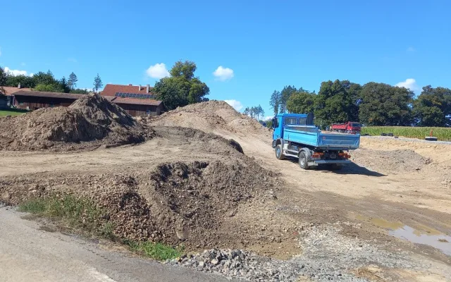 FOTO: Dělníci pracují na obchvatu Rytířska. Za měsíc a půl tam mají jezdit auta