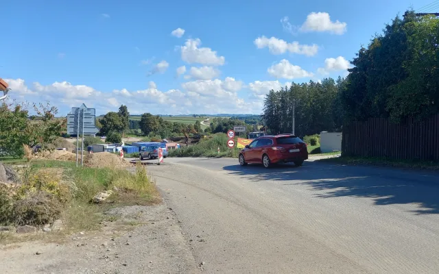 FOTO: Dělníci pracují na obchvatu Rytířska. Za měsíc a půl tam mají jezdit auta