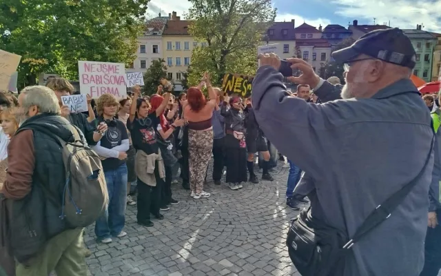 VIDEO: Stát není firma, Babiše už ne. Šéfa hnutí ANO v Jihlavě čekali mladí odpůrci