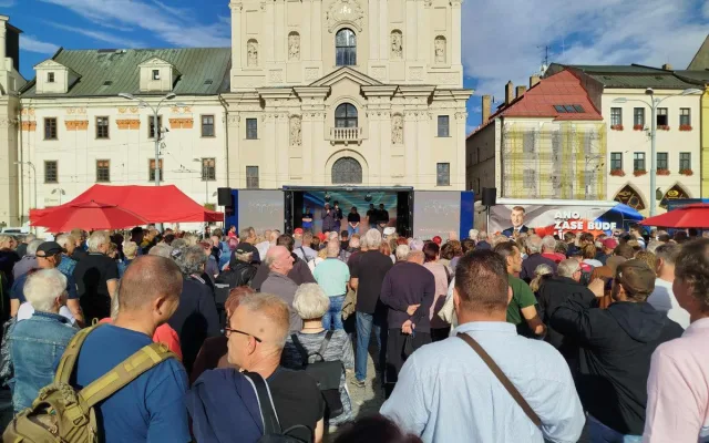 VIDEO: Stát není firma, Babiše už ne. Šéfa hnutí ANO v Jihlavě čekali mladí odpůrci