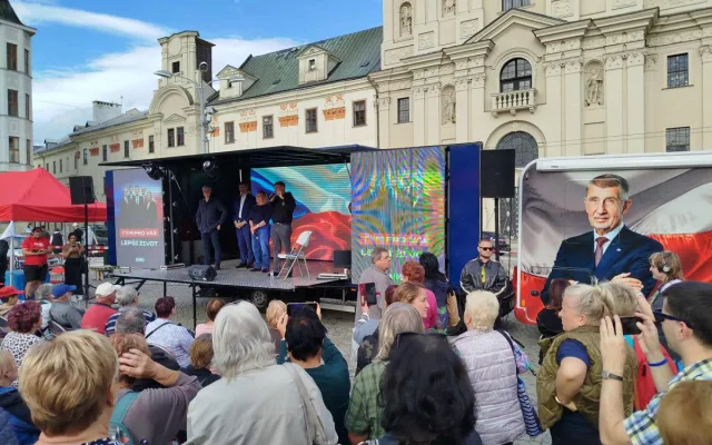 VIDEO: Stát není firma, Babiše už ne. Šéfa hnutí ANO v Jihlavě čekali mladí odpůrci