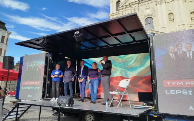 VIDEO: Stát není firma, Babiše už ne. Šéfa hnutí ANO v Jihlavě čekali mladí odpůrci
