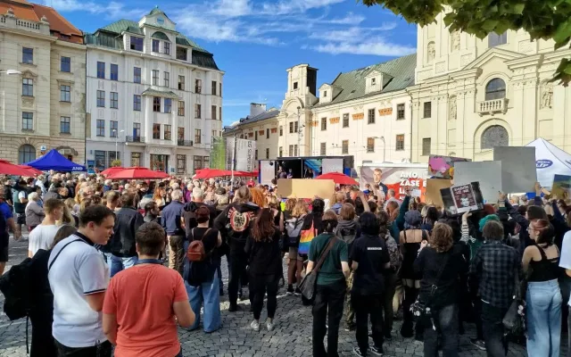 VIDEO: Stát není firma, Babiše už ne. Šéfa hnutí ANO v Jihlavě čekali mladí odpůrci