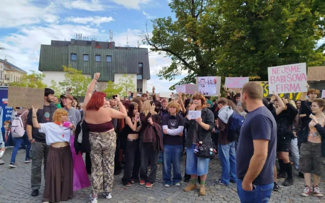 VIDEO: Stát není firma, Babiše už ne. Šéfa hnutí ANO v Jihlavě čekali mladí odpůrci