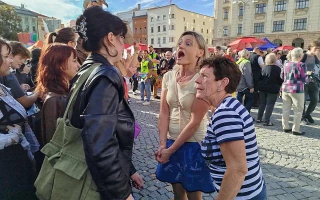 VIDEO: Stát není firma, Babiše už ne. Šéfa hnutí ANO v Jihlavě čekali mladí odpůrci
