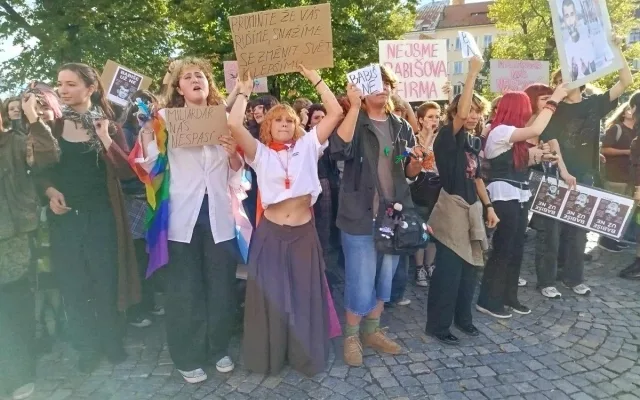 VIDEO: Stát není firma, Babiše už ne. Šéfa hnutí ANO v Jihlavě čekali mladí odpůrci