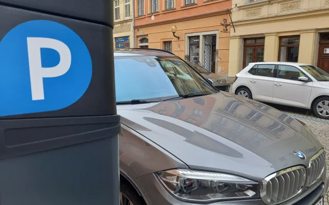 Parkování v Jihlavě XVII: Autem do Horáckého divadla? To není žádný problém
