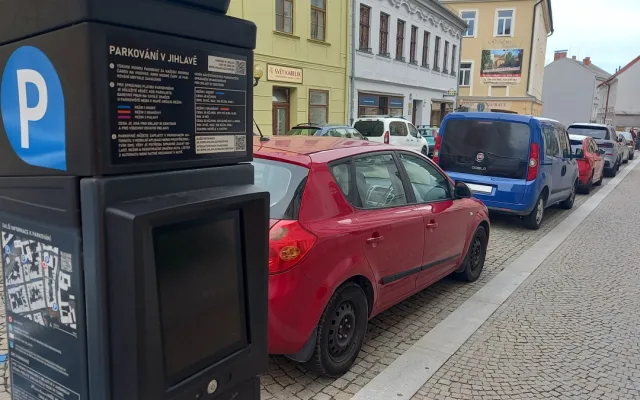 Parkování v Jihlavě XVII: Autem do Horáckého divadla? To není žádný problém