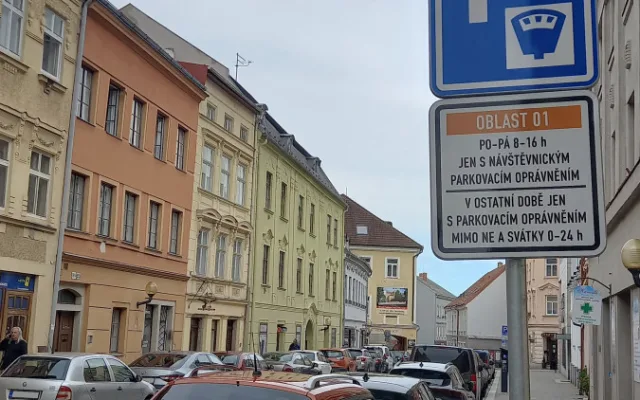Parkování v Jihlavě XVII: Autem do Horáckého divadla? To není žádný problém