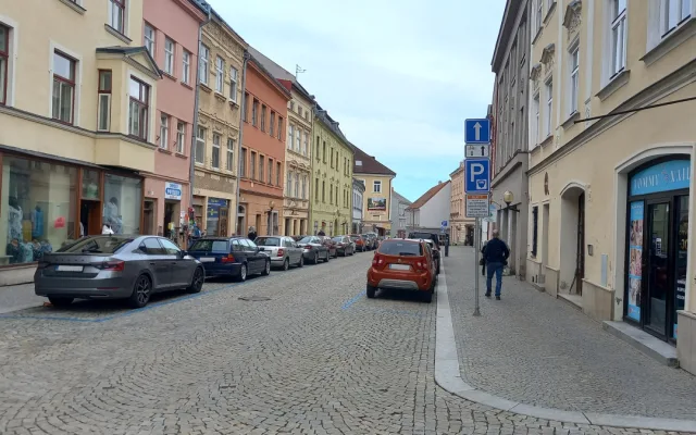 Parkování v Jihlavě XVII: Autem do Horáckého divadla? To není žádný problém