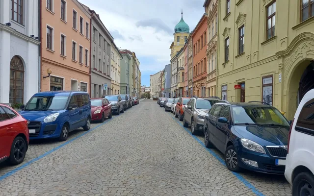 Parkování v Jihlavě XVII: Autem do Horáckého divadla? To není žádný problém