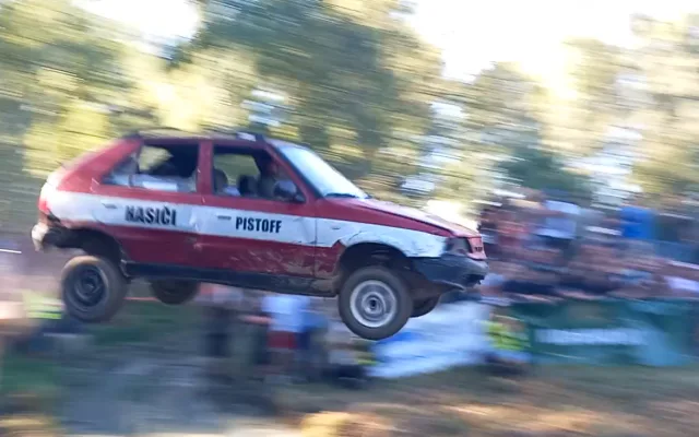VIDEO: Na Pístovských mokřadech vystřelovali lidi do bažiny, pak skákala i auta