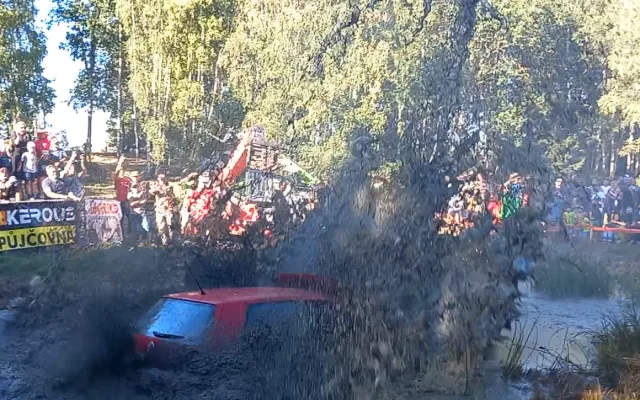 VIDEO: Na Pístovských mokřadech vystřelovali lidi do bažiny, pak skákala i auta