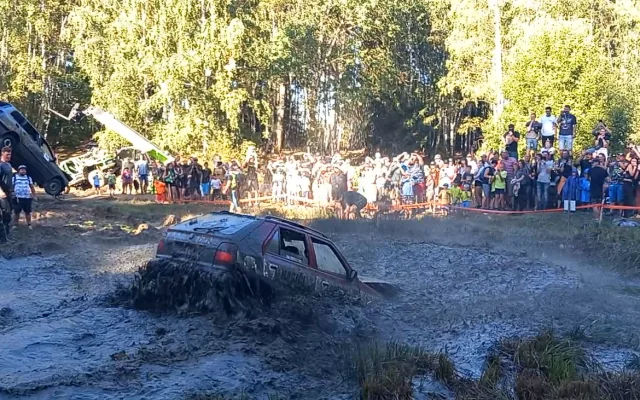 VIDEO: Na Pístovských mokřadech vystřelovali lidi do bažiny, pak skákala i auta