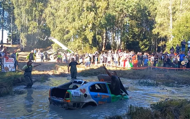 VIDEO: Na Pístovských mokřadech vystřelovali lidi do bažiny, pak skákala i auta