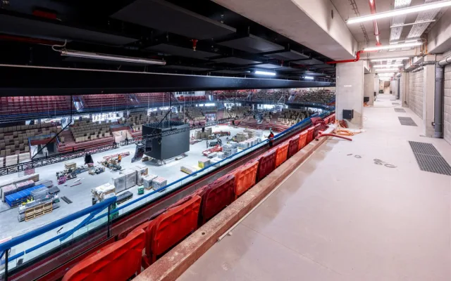 FOTO: Stavba Horácké arény míří do finále, unikátní LED mantinely jsou na místě