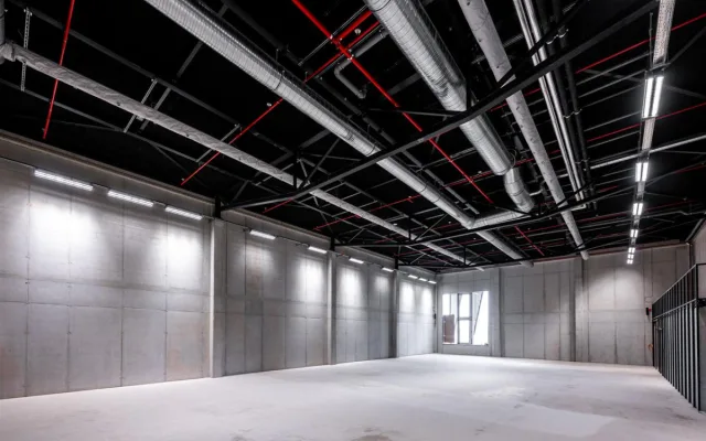 FOTO: Stavba Horácké arény míří do finále, unikátní LED mantinely jsou na místě