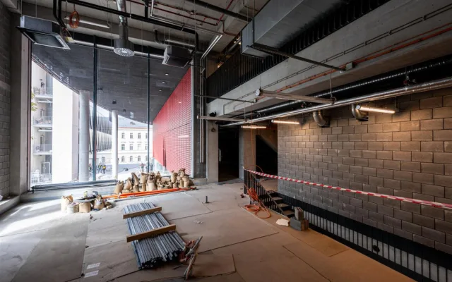 FOTO: Stavba Horácké arény míří do finále, unikátní LED mantinely jsou na místě