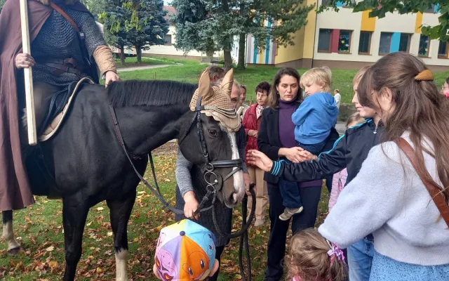 FOTO: Před kostel v Lukách nad Jihlavou přijel v poledne svatý Václav na koni