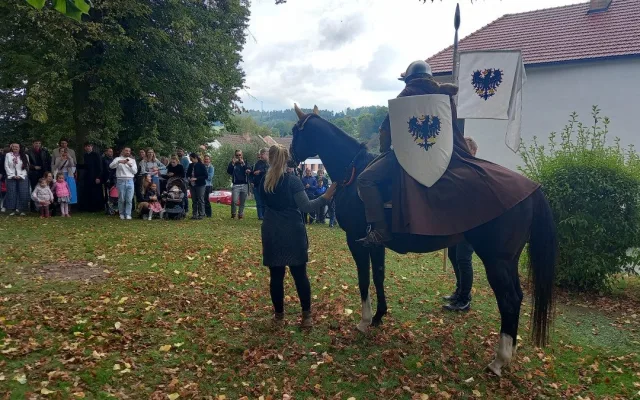 FOTO: Před kostel v Lukách nad Jihlavou přijel v poledne svatý Václav na koni