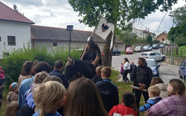 FOTO: Před kostel v Lukách nad Jihlavou přijel v poledne svatý Václav na koni