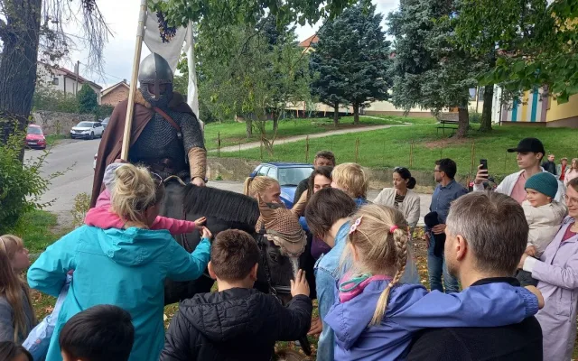 FOTO: Před kostel v Lukách nad Jihlavou přijel v poledne svatý Václav na koni