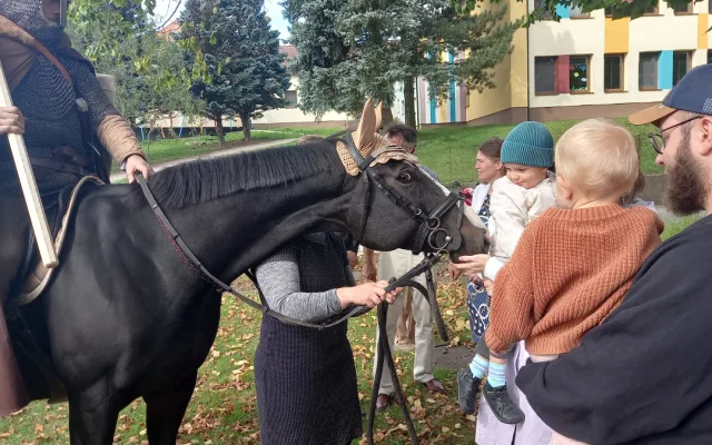 FOTO: Před kostel v Lukách nad Jihlavou přijel v poledne svatý Václav na koni
