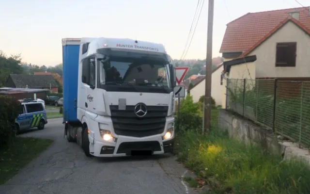 Řidič v Brtnici měl problém vejít se na silnici. Poškodil vše, co mu stálo v cestě