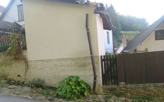 Řidič v Brtnici měl problém vejít se na silnici. Poškodil vše, co mu stálo v cestě