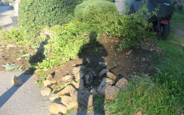 Řidič v Brtnici měl problém vejít se na silnici. Poškodil vše, co mu stálo v cestě