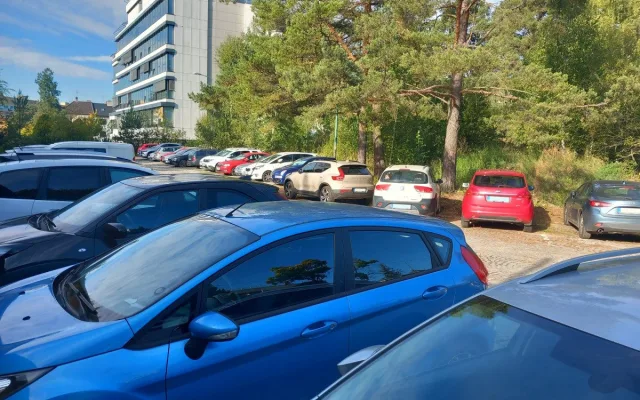Parkování v Jihlavě XVIII: Parkovitě u krajského úřadu nabízí téměř sto míst zdarma