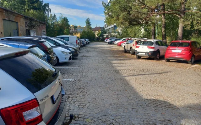 Parkování v Jihlavě XVIII: Parkovitě u krajského úřadu nabízí téměř sto míst zdarma