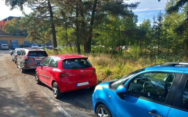 Parkování v Jihlavě XVIII: Parkovitě u krajského úřadu nabízí téměř sto míst zdarma