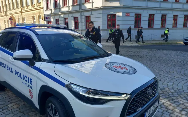 Aktuálně z Jihlavy: Žáci a učitelé ze ZŠ Křížová jsou evakuováni kvůli bombě